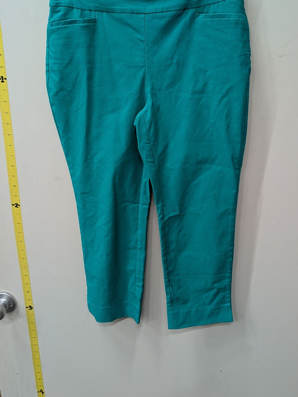Chicos Brigitte™ Slim Pull-On Capri Pant. NWT